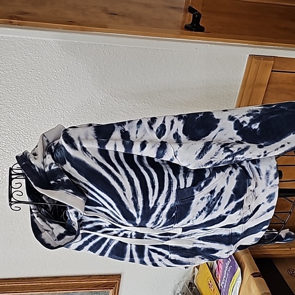LUCKY BRAND TIE-DYED SWEAT SHIRT RELAXED FIT SIZE XS FITS LIKE SM TO MED - Picture 2 of 6